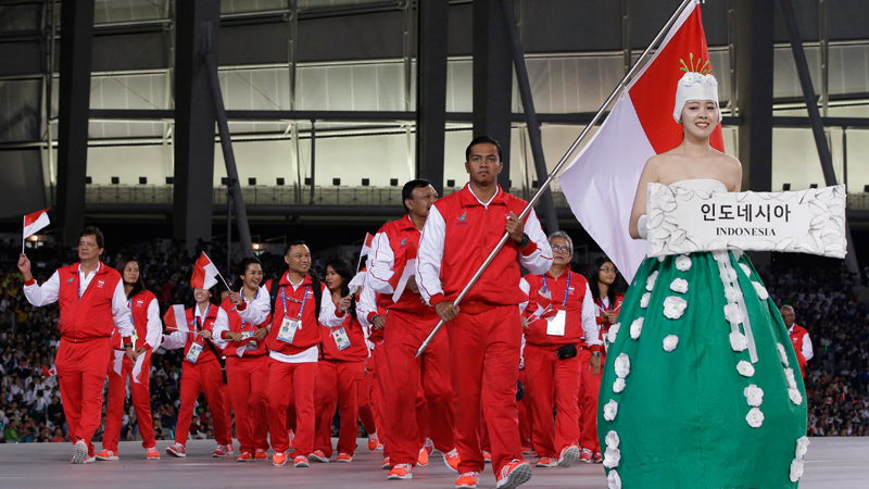 Athletes from Indonesia march into the stadium during the opening ceremony for the 17th Asian Games in Incheon, South Korea,Friday, Sept. 19, 2014. (AP Photo/Lee Jin-man)