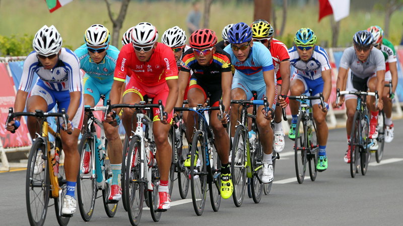 Mark Galedo (in black jersey) rides with themain pack in the road race. NIÑO JESUS ORBETA