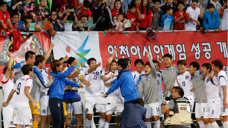 South Korea's team. AP Photo/Kin Cheung