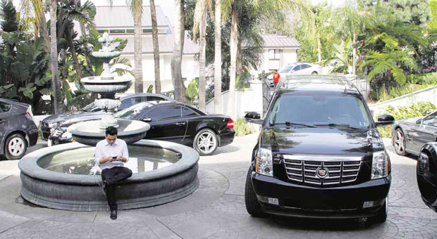 CAR-CHOKED  Several cars, including a Cadillac Escalade (right), crowd the cobblestoned driveway of the Manny Pacquiao estate in Beverly Hills.  AQUILES Z. ZONIO/INQUIRER MINDANAO