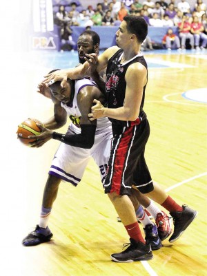 ALASKA’S Sonny Thoss and James Damion (back) gang up on Purefoods’ Denzel Bowles in last night’s game at the Big Dome. AUGUST DELA CRUZ