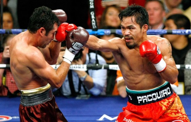 Manny Pacquiao (R) hits Oscar De La Hoya in the fifth round of their welterweight bout at the MGM Grand Garden Arena December 6, 2008 in Las Vegas, Nevada.   Ethan Miller/Getty Images/AFP