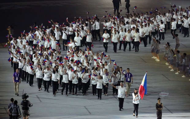 The Philippine delegation led by flag bearer Alyssa Valdez of the volleyball team parade during the Opening Ceremony of the 28th SEA Games held at the Singapore National Stadium, Singapore Sports Hub. INQUIRER PHOTO/RAFFY LERMA