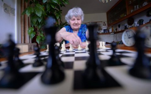 CHESSWONDER Hungarian pensioner Brigitta Sinka broke 1920s Cuban grandmaster Jose Capablanca’s world record by playing 13,600 documented simultaneous chess games acrossHungary. AFP