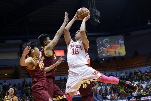 Art Dela Cruz skies high for a basket. Photo by Tristan Tamayo/INQUIRER.net