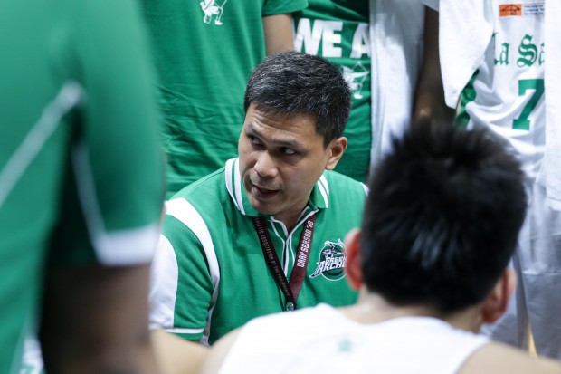 La Salle head coach Juno Sauler during a huddle. Photo by Tristan Tamayo/INQUIRER.net