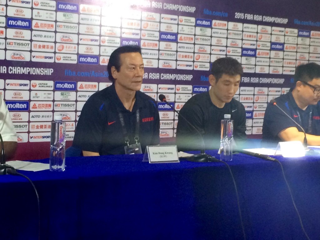 Korean coach Kim Dong-kwang and top guard Yang Donggeun.