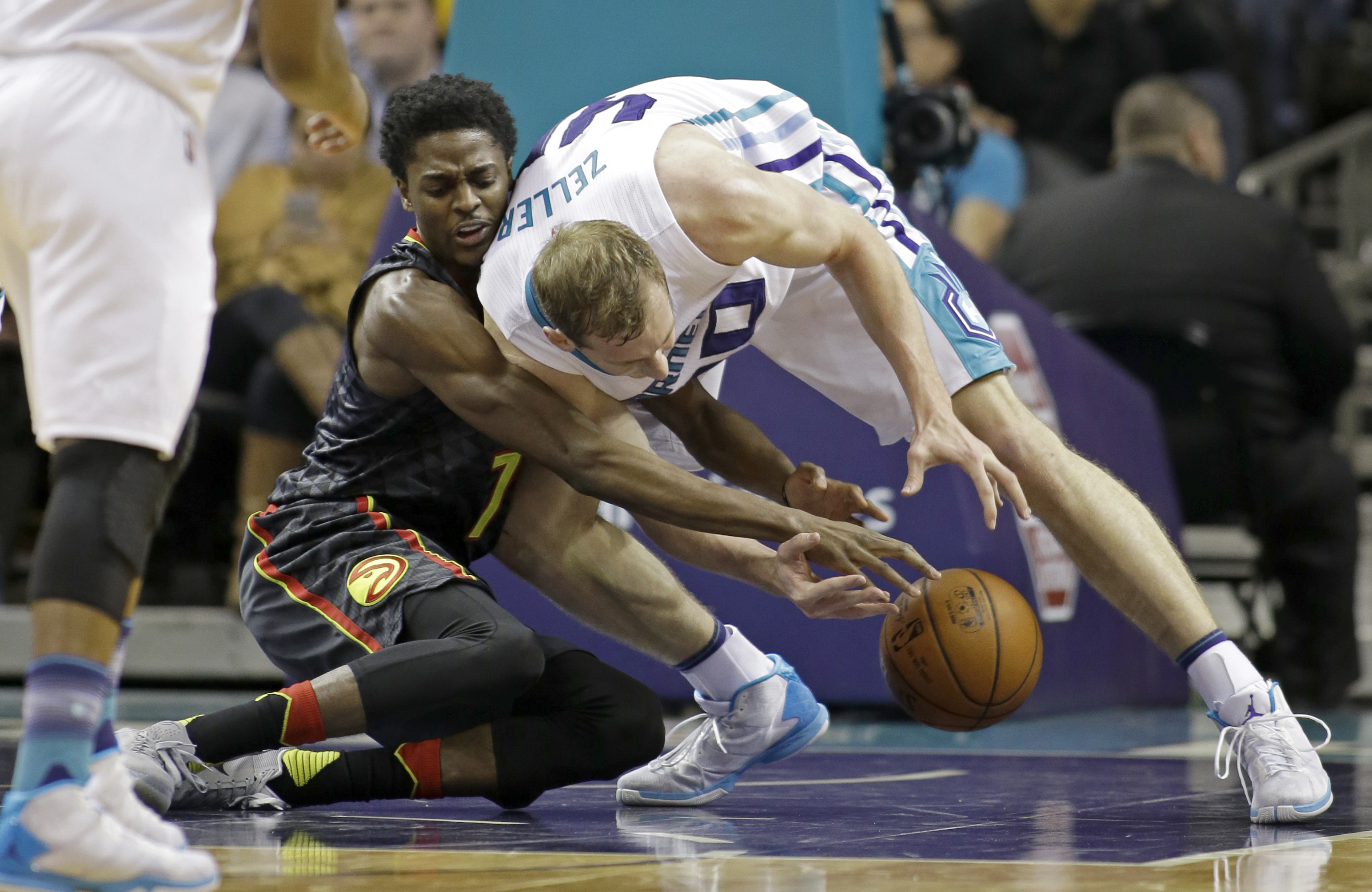 Atlanta Hawks' Justin Holiday (7) and Charlotte Hornets' Cody Zeller (40) battle for a loose ball during the second half of an NBA basketball game in Charlotte, N.C., Wednesday, Jan. 13, 2016. The Hornets won 107-84. AP