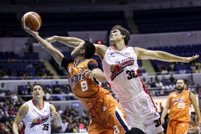 Baser Amer (9) of Meralco stretches for a layup against Erik Menk of Alaska. Tristan Tamayo/INQUIRER.net