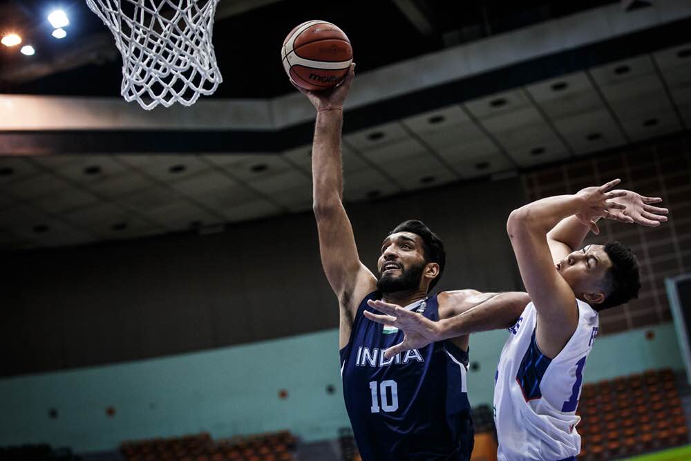 Kevin Ferrer of the Philippines, left, defends a much bigger Amritpal Singh of India during their game in the 2016 Fiba Asia Challenge in Tehran, Iran. Photo from Fiba.com