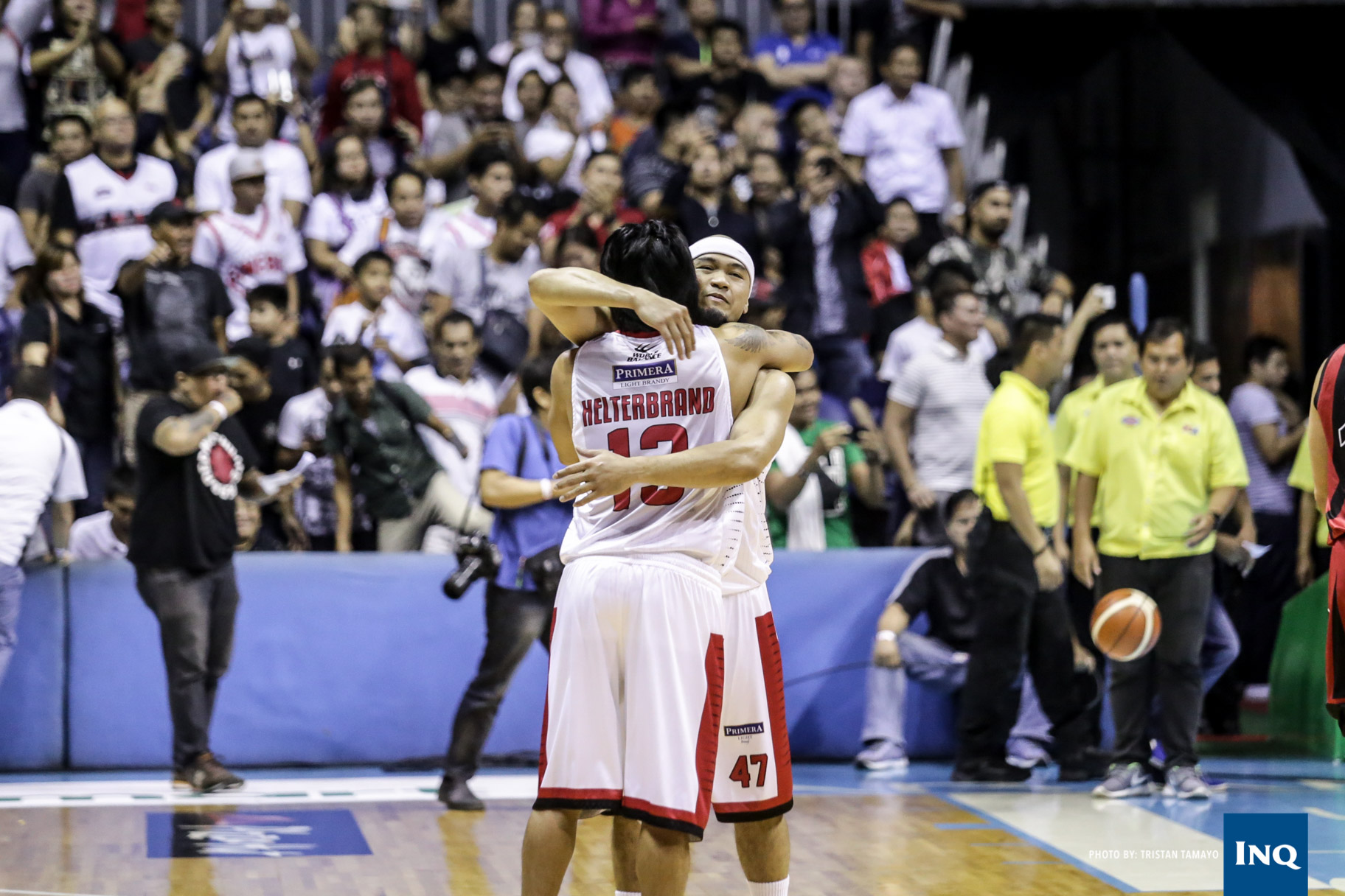Mark Caguiao and Jayjay Helterbrand locked in a huge during the PBA Semifinals game between the Ginebra Gin Kings and San Miguel Beermen. Photo by Tristan Tamayo/INQUIRER.net