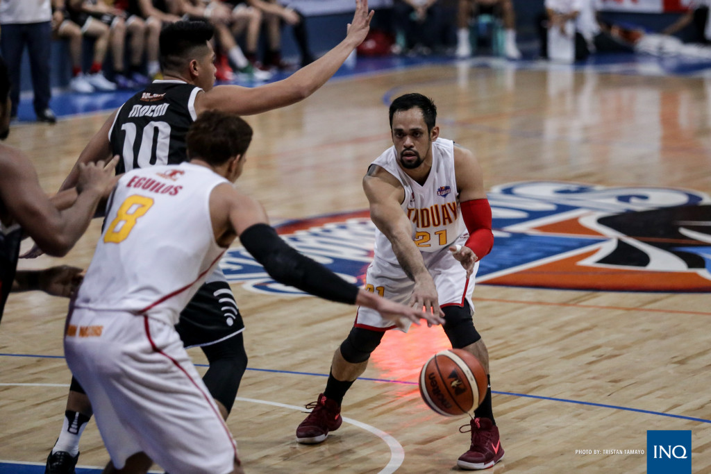 Jerwin Gaco passes the ball to Jaymo Eguilos in the post. Photo by Tristan Tamayo/ INQUIRER.net