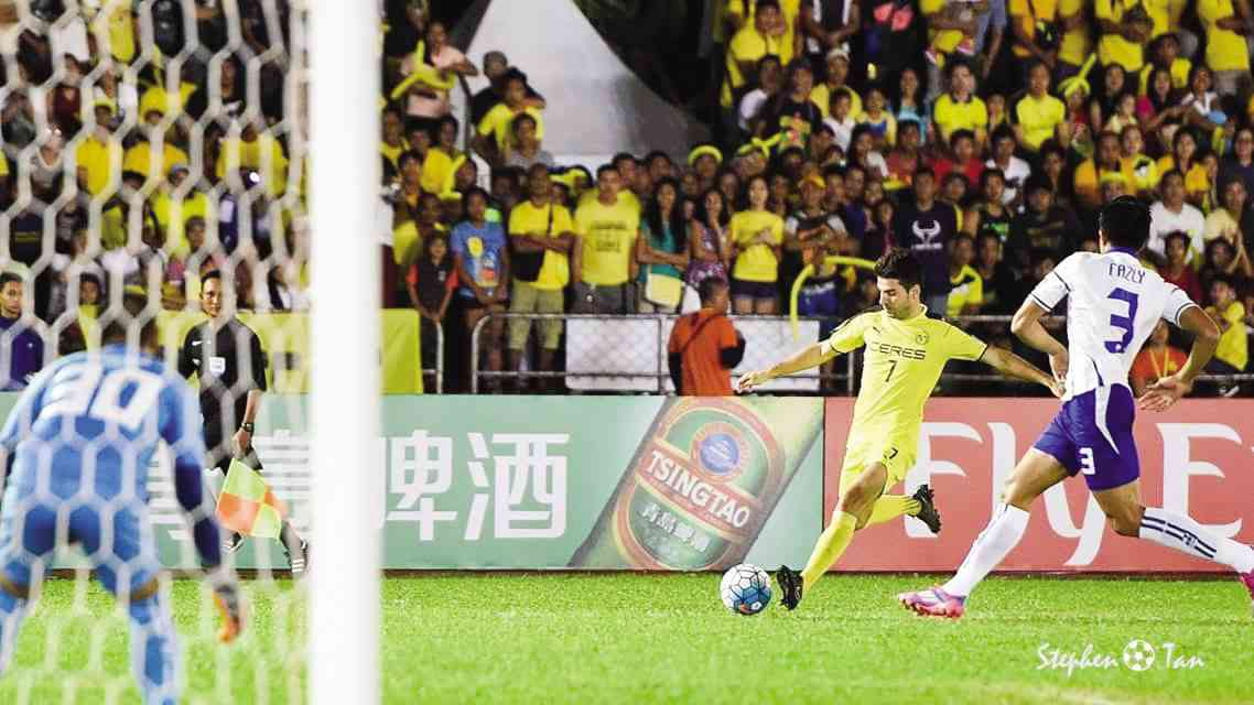  A standing-room-only crowd watches Ceres-Negros’ recent match against Malaysia’s Felda United in the AFC Cup. No other place in the country packs as many football fans as Bacolod’s Panaad stadium. —CONTRIBUTED PHOTO / STEPHEN TAN
