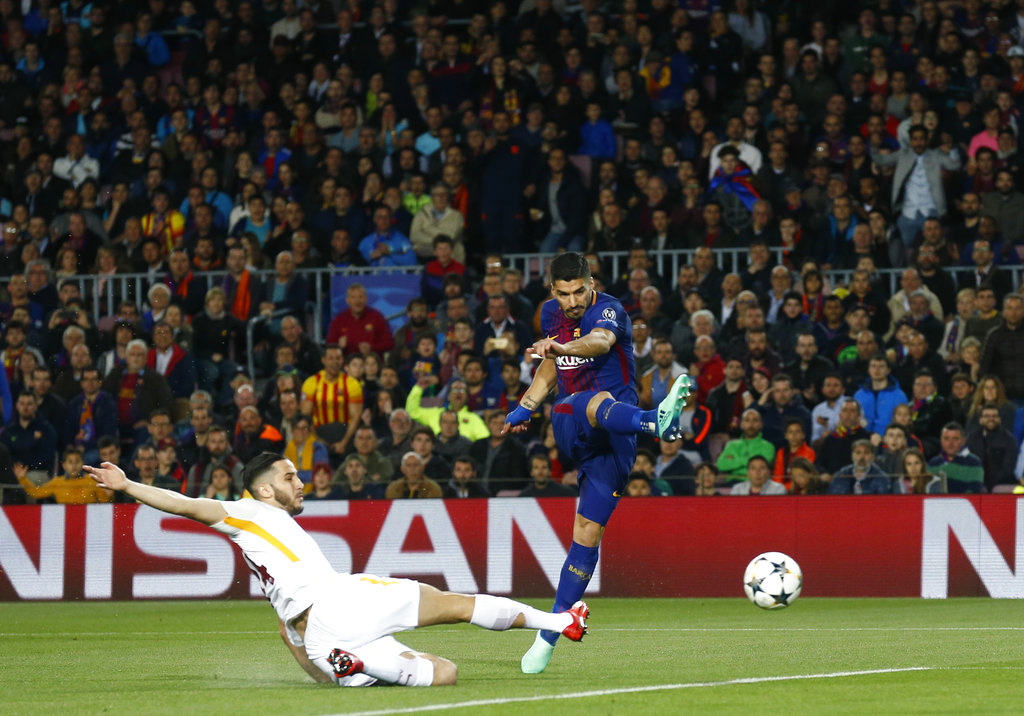 2 own goals help Barcelona beat Roma in Champions League quarters