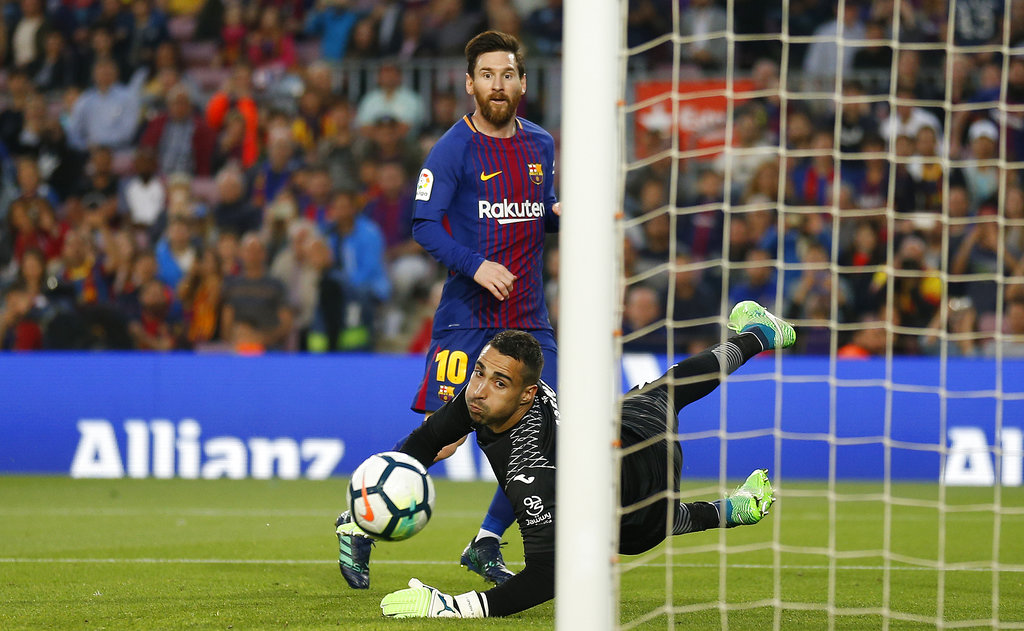 Barcelona stays unbeaten, Real Madrid loses to Sevilla