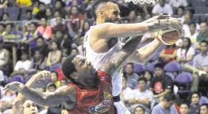 BARAKO Bull import Liam Paul McMorrow (top) beats Rain or Shine’s Wendell McKines to the rebound in last night’s game. AUGUST DELA CRUZ