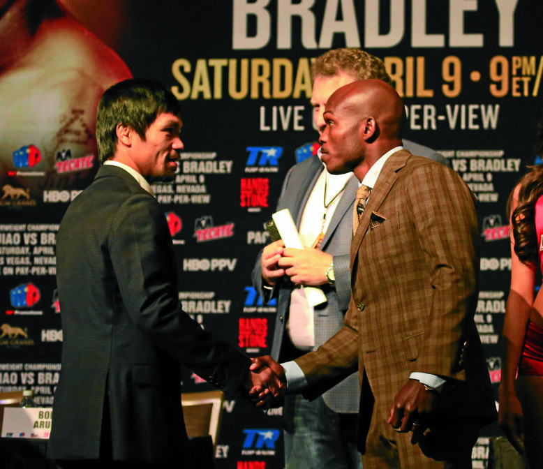 LAST HANDSHAKE A friendly handshake is all that separates Manny Pacquiao and American Timothy
Bradley Jr. before they clash on Saturday (Sunday inManila) in Las Vegas. The two fighters spoke at a
press conference in David Copperfield Theater onWednesday. REM ZAMORA