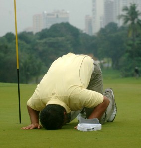  Mardan Mamat of Singapore kisses the green after winning the Phil Open Golf Championship at Wack Wack in Mandaluyong. Photo by ROMY HOMILLADA