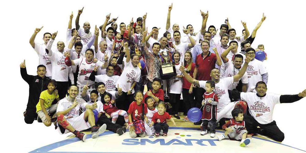 THE 2013 Commissioner’s Cup champion Alaska Aces savor their victory with team owner Wilfred Uytengsu (holding trophy). 
