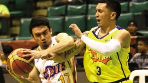 JIMMY Alapag, shown here guarding Meralco’s AJ Caram, will again set the tempo of the Texters’ offense along with Jason Castro. EDWIN BELLOSILLO