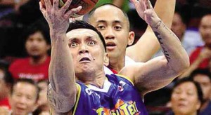 TALK ‘N Text spitfires Jimmy Alapag (3) and Jason Castro will be Meralco’s biggest worries in tonight’s Commissioner’s Cup match. AUGUST DELA CRUZ 