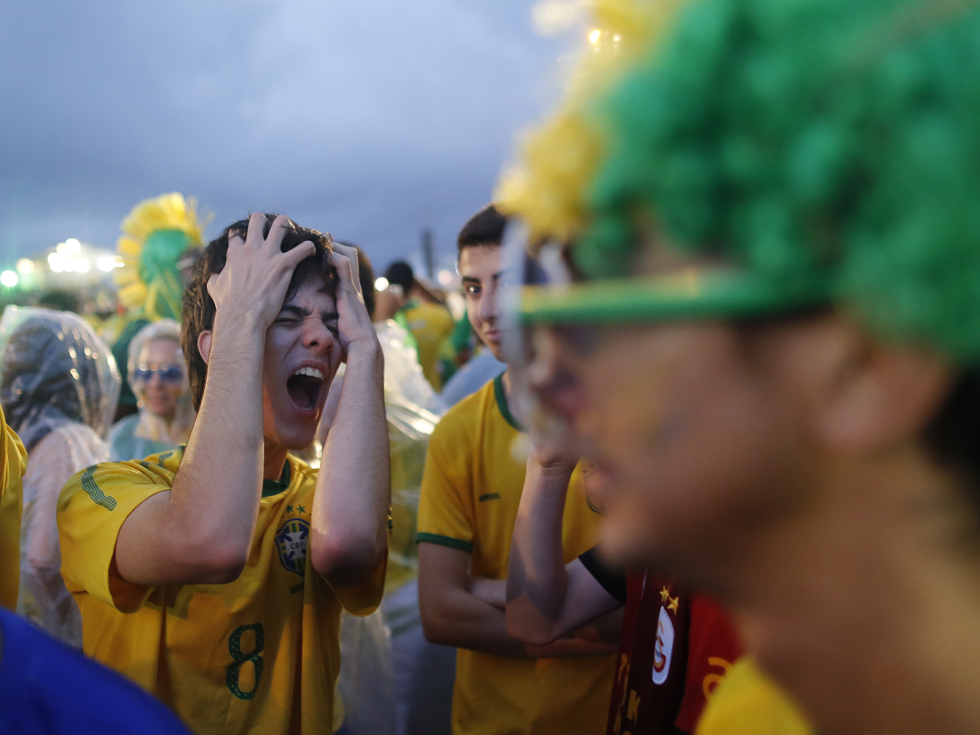 Германия 1 июля. ЧМ 2014 Германия Бразилия 7:1. Германия-Бразилия 7-1 фанаты Бразилии. Бразилия Германия 1-7 болельщики. ЧМ 2014 Германия - Бразилия болельщики.