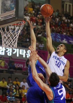 THE PHILIPPINES’ Gabe Norwood takes it strong to the basket off Kazakhstan’s Anatoliy Kolesnikov (left) in Sunday’s game at Hwaseong Gymnasium in Incheon. NIÑO JESUS ORBETA 