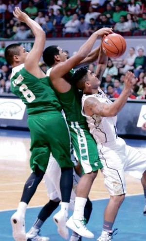NATIONALU’s Glenn Khobuntin (right) disputes the rebound with La Salle’s Jason Perkins (center) and Norbert Torres during a recent game at Mall of Asia Arena. La Salle andNUwill become only the No. 3 and No. 4 teams to clash for the title if they upset Far EasternUand Ateneo, respectively, in their coming knockout matches. EDWIN BELLOSILLO