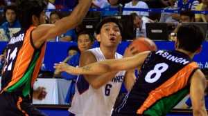 GILAS Pilipinas gunner Jeff Chan fakes a shot off two Indian guards in Tuesday’s game. NIÑO JESUS ORBETA