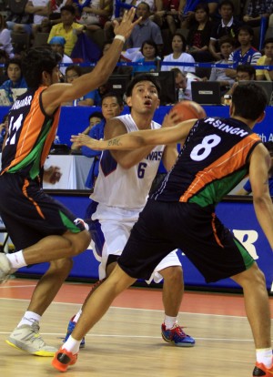 GILAS Pilipinas gunner Jeff Chan fakes a shot off two Indian guards in Tuesday’s game. NIÑO JESUS ORBETA
