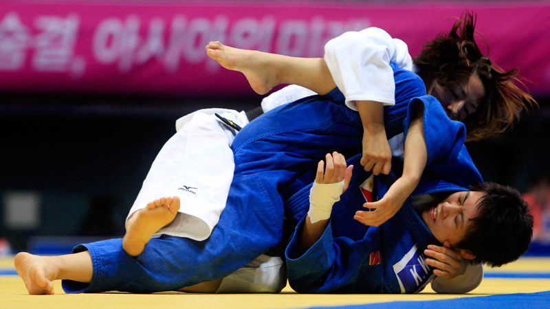 THE PHILIPPINES’ Kiyomi Watanabe (in blue) gets pinned on the mat by Japan’s Kana Abe in Sunday’s quarterfinals of the -63 kg division of women’s judo of the 17th Asian Games at Dowon Gymnasium in Incheon, South Korea. Watanabe dropped a 0-2 decision. NIÑO JESUS ORBETA