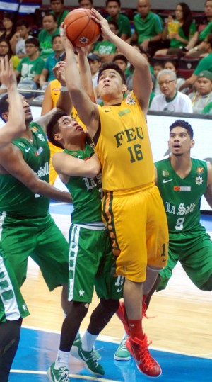 FEU stalwart Roger Pogoy puts up a shot off four La Salle defenders in yesterday’s thrilling playoff game at MoA Arena. ARNOLD ALMACEN