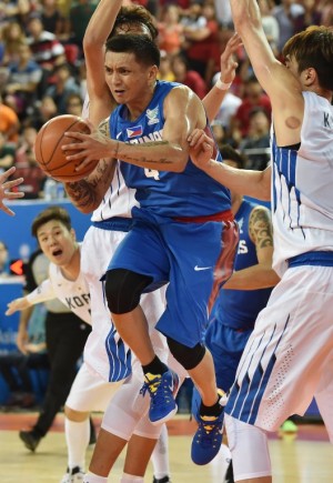 Lewis Alfred Tenorio of the Philippines (C) handles the ball against South Korea during their men's quarter-final group H basketball match at Samsan World Gymnasium Ground during the 17th Asian Games in Incheon on September 27, 2014.  AFP PHOTO / Bay ISMOYO