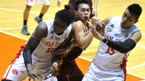 Juneric Baloria of Perpetual try to squeeze into Ola Adeugun and Kyle Pascual of San Beda for the ball  ,at the San juan arena . IINQUIRER PHOTO/AUGUST DELA CRUZ