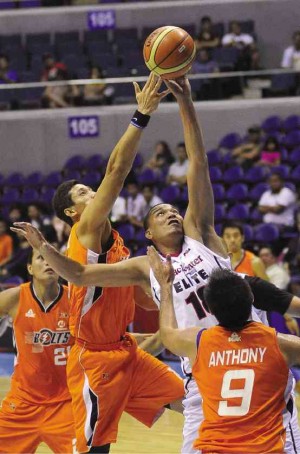 MERALCO’S Danny Ildefonso disputes the rebound with JasonBallesteros of Blackwater during the fourth quarter of last night’s game. AUGUSTDELACRUZ