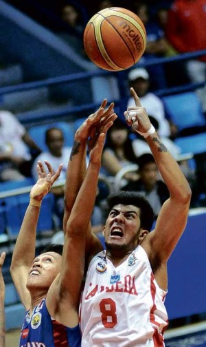 JAYPEE Mendoza of San Beda (right) and Keith Agovida of Arellano fight for the rebound in Saturday’s match won by the Chiefs, 78-76. AUGUST DELA CRUZ