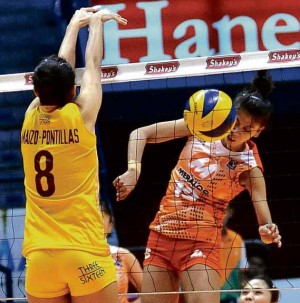 AIZA Maizo-Pontillas of Cagayan (left) thwarts a kill by Meralco’s MaicaMorada in yesterday’s game at Filoil Flying V Arena. AUGUST DELA CRUZ