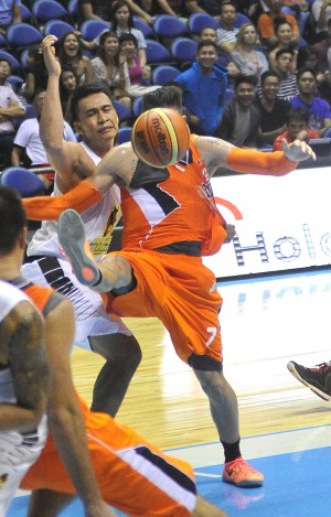 CLIFF Hodge ofMeralco Bolts (7) disputes possession with Jake Pascual of Barako Bull in their PBA game last night. AUGUST DELA CRUZ