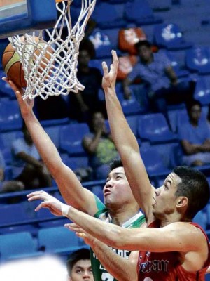 MARK Romero of St. Benilde goes for a layup off Chester Saldua of Letran in yesterday’s match at Filoil Flying V Arena. AUGUST DELA CRUZ
