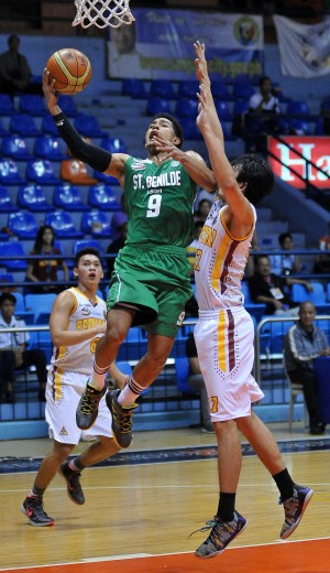 PAOLOTaha of St. Benilde goes for a layup off Justine Alano of Perpetual Help in yesterday’s match. AUGUST DELA CRUZ