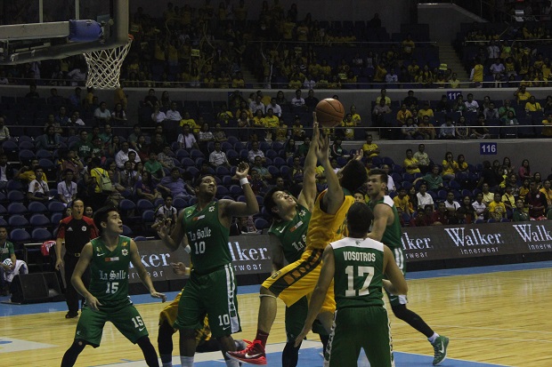 The Far Eastern University Tamaraws dethroned the La Salle Green Archers, 67-64, and earned the right to face the National University Bulldogs in the Finals of the UAAP 77 men’s basketball tournament Wednesday. NOY MORCOSO III
