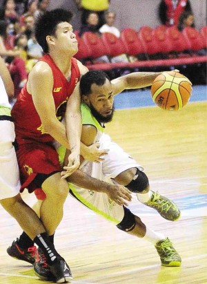 Flashy Globalport rookie Stanley Pringle tries to drive past Red Bull’s Carlo Lastimosa in yesterday’s game. AUGUST DELA CRUZ