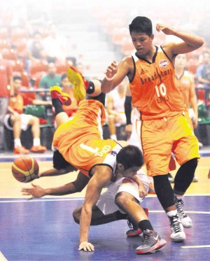 JACKSON Corpuz (1) of Breadstory tries to control his fall after a bungled fake by Jumbo Plastic’s Dexter Maiquez in yesterday’s game. Story on A22 AUGUST DELA CRUZ