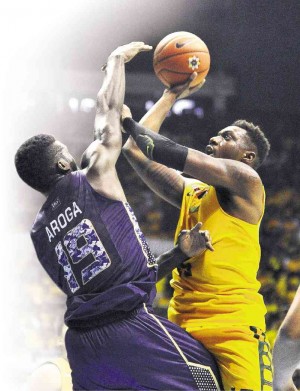 NATIONAL U’s Alfred Aroga (left) tries to stop a shot by FEU big man Anthony Hardgrove in yesterday’s game.  AUGUST DELA CRUZ