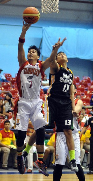 Ronnie De Leon of Tanduay Rhum is fouled by Cris Tolomia of MJM M- Builders on Monday at the Ynares Pasig Arena. INQUIRER PHOTO/AUGUST DELA CRUZ
