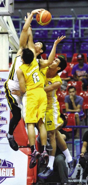 MAC Belo of MJM M-Builders and Earl Thompson and Jeth Troy Rosario of Hapee Fresh contest the rebound.   AUGUST DELA CRUZ 