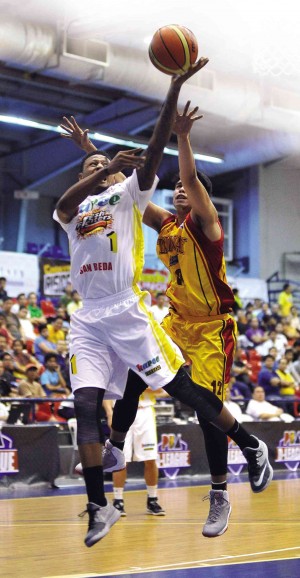 HAPEE’S Ray Parks Jr. (left) eludes the defense of Tanduay’s Raymond Ilagan on the way to the hoop.   photo:AUGUST DELA CRUZ