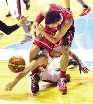ALASKA slasher Cyrus Baguio (top) loses possession as Meralco’s Anjo Caram dives in during last night’s game at the Big Dome. AUGUST DELA CRUZ