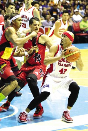 MARK Caguioa (right) is expected to rally Ginebra anew against a Talk ‘N Text crew seeking to regain the Philippine Cup title. AUGUST DELA CRUZ