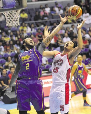 TALK ‘N Text’s Jay Washington and Ginebra’s Japeth Aguilar battle for the rebound in last night’s still unfinished game at the Big Dome. AUGUST DELA CRUZ